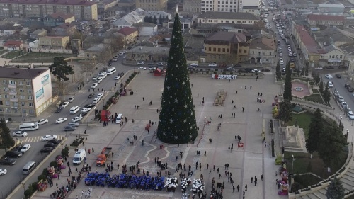 В Дербенте состоялось торжественное открытие сорокаметровой новогодней елки