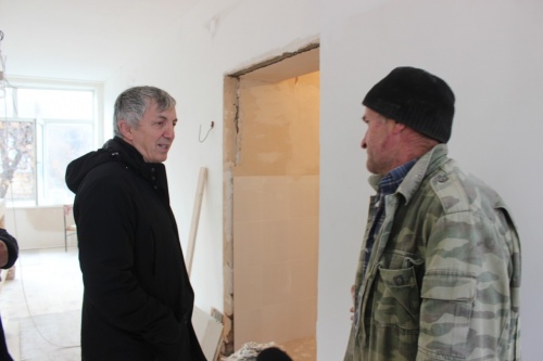 Хизри Абакаров побывал в детском саду №20, в котором проводится реконструкция