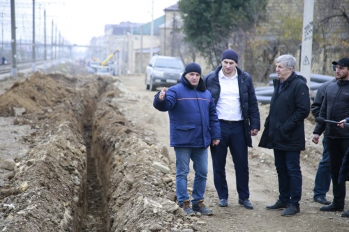 Хизри Абакаров побывал на улице Махачкалинской, где проводится масштабная реконструкция